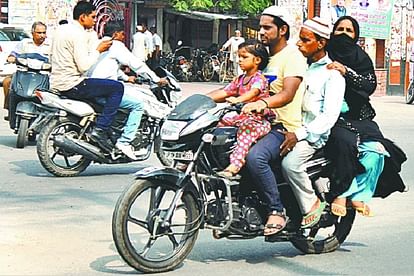 politicians and traffic rule breakers in Pune did helmet funeral to avoid wearing it
