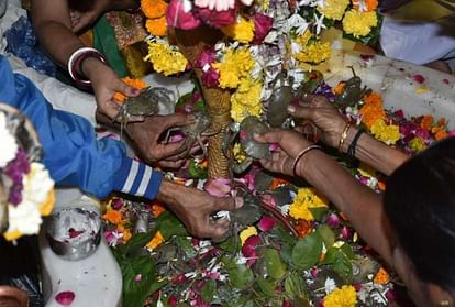 shiva temple where devotees offer crabs to lord shiva live crabs in gujarat