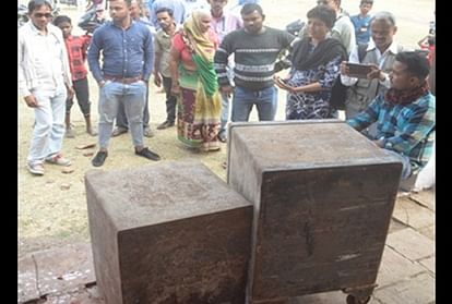 mystery of two safes found in dak bungalow of the british era in khnadwa Madhya pradesh