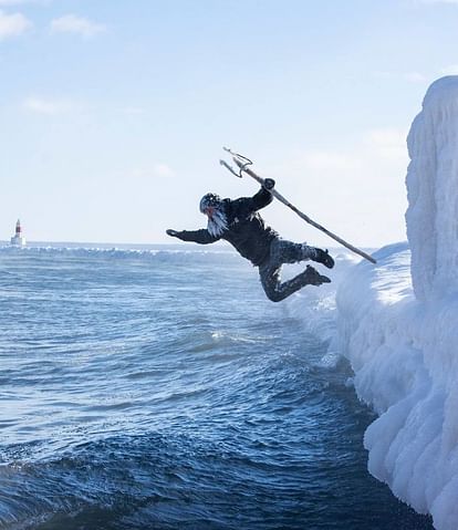 surfer surfs in polar vortex 2019 moment catches by photographer devon hains