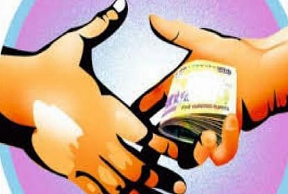 Lekhpal Seen Bribe From Farmer For Show Alive In Mainpuri uttar pradesh