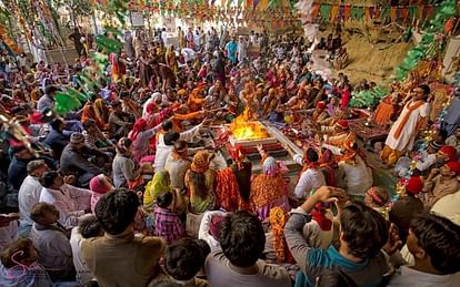 hindu pilgrimage in Pakistan passes through volcano to pray in Hinglaj mata temple