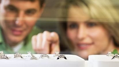 man borrowed 7000 euro ring from stranger to propose girlfriend