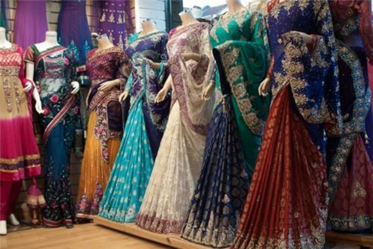 10 rupees saree sale stampede in Hyderabad at cmr showroom video viral people injured