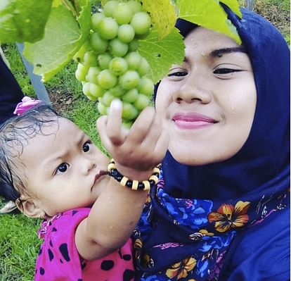 Indonesia woman akhosik assyifa soap tasting review video viral on social media
