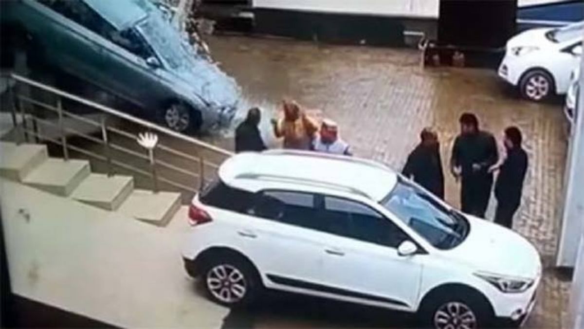 himachal pradesh mandi woman goes to buy car in hyundai showroom crashes glasses video viral