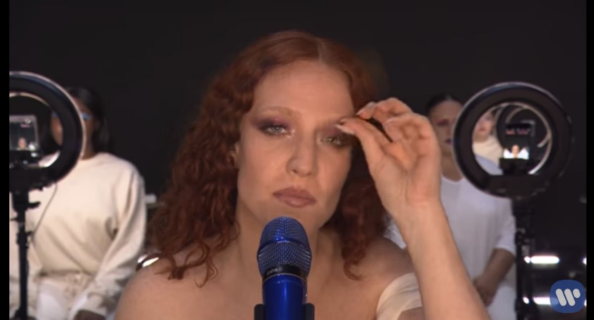 singer jess glynne during her performance in brit 2019 award show removed makeup video viral