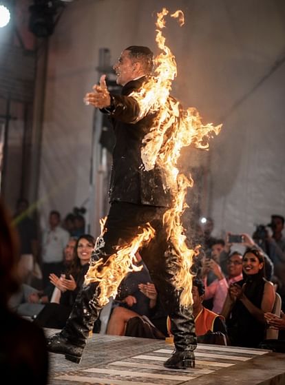 Akshay Kumar set himself on fire on ramp walk the launch of webshow