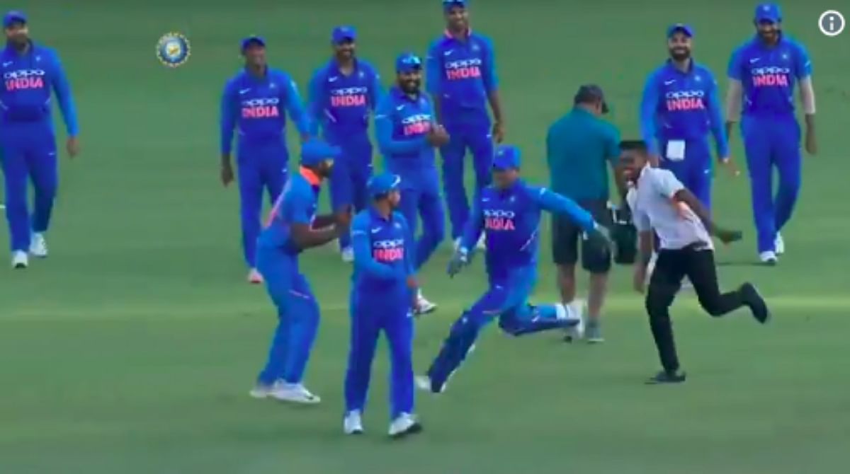 MS Dhoni fan fun race during India vs Australia one day series video viral