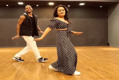 singer neha kakkar dance on aankh marey song watch viral video  