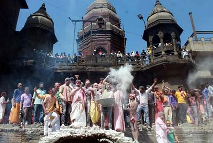 Varanasi manikarnika cremation ghat people play holi with pyre ashes