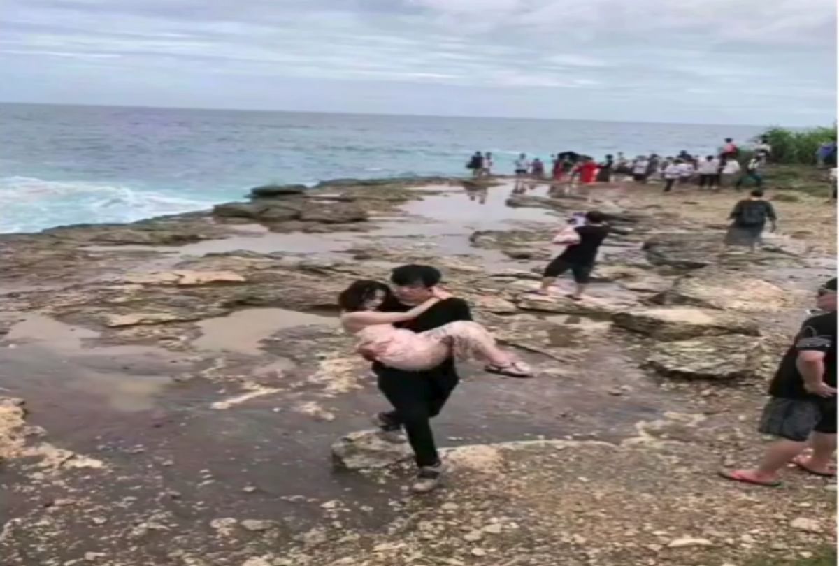 Dangerous sea wave in Bali swept away female tourist posing video viral