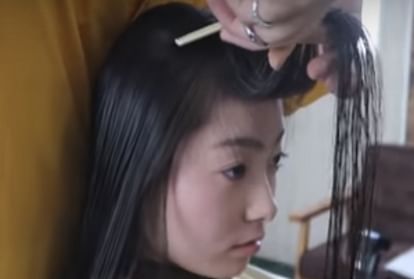 japanese woman Keito Kawahara gets first haircut of her life after 18 years