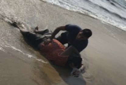 indian navy officer save a man life at vypin beach near kochi