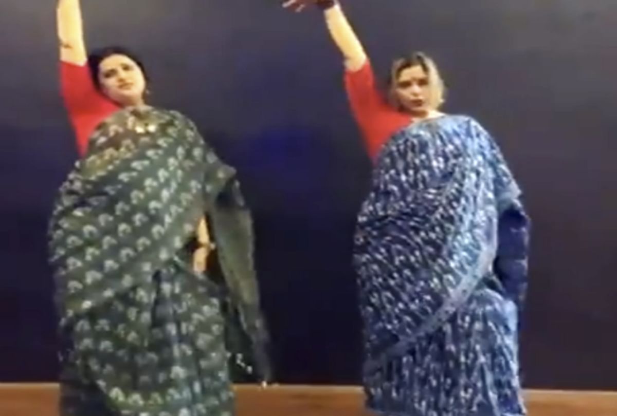 viral video of women dance in song aap jaisa koi nahi