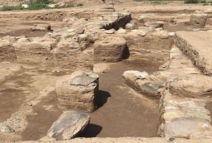 pakistani archaeologists discover 2200 years old indo greek workshop