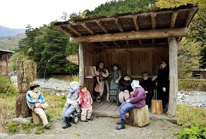 Japan Nagoro village where life sized dolls are 270 but humans are only 27