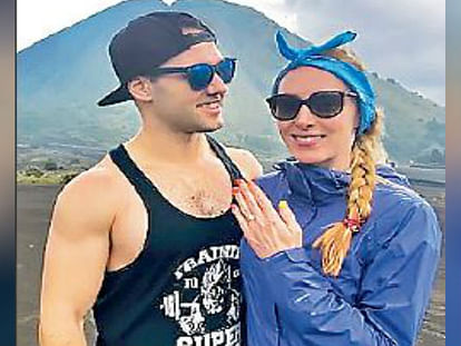 boyfriend proposed her girlfriend in front of active volcano