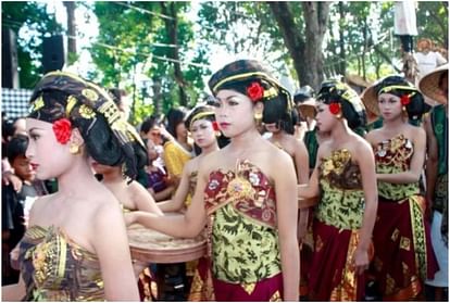 Indonesian married women sleep with strangers during a special festival