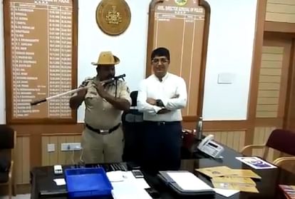 police officer converted his fiber lathi into flute