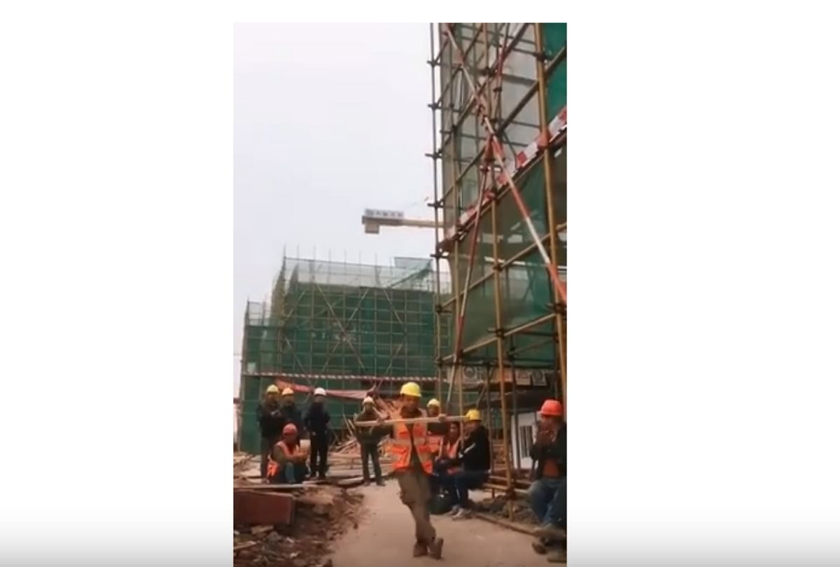 metro construction worker video viral on youtube