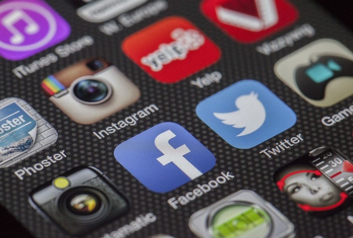 social media reaction on mobile apps dark mode