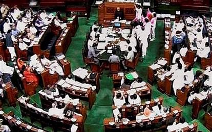 first session of 17th lok sabha mps arrived in parliament wear own traditional dresses