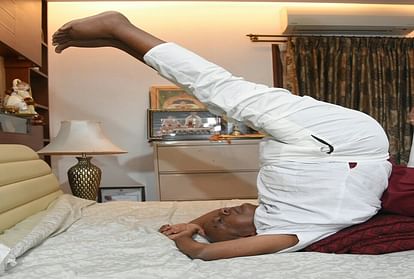 hd devegowda performing yoga at his residence in bengaluru
