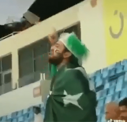 pakistani fan suppourting india during indian vs england match video become viral