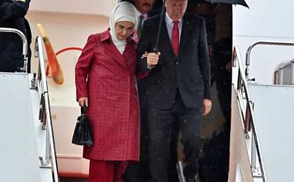 तुर्की की फर्स्ट लेडी महंगा बैग पकड़े हुए