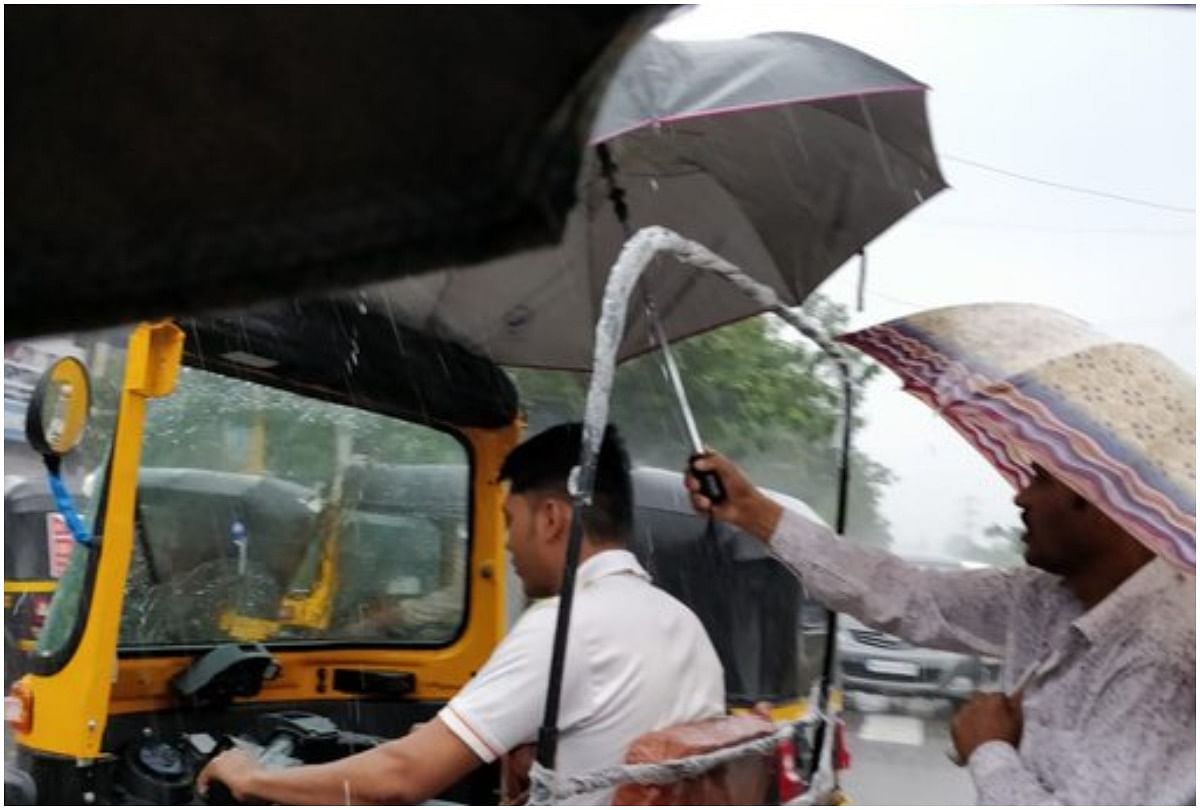 viral memes of mumbai rains