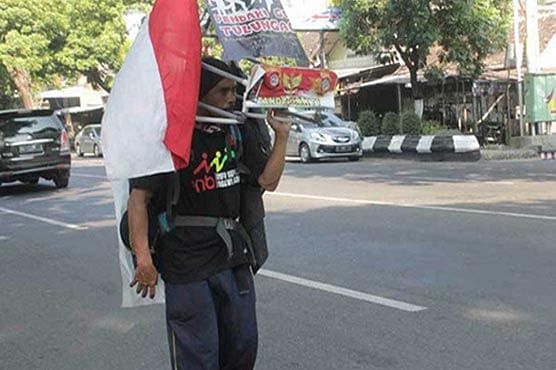 indonesian man walk backwards to meet president