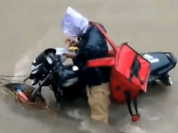 viral video of zomato rider who was struggling in water lodges