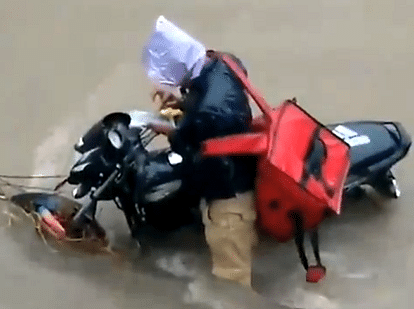 zomato rider struggle in water lodges