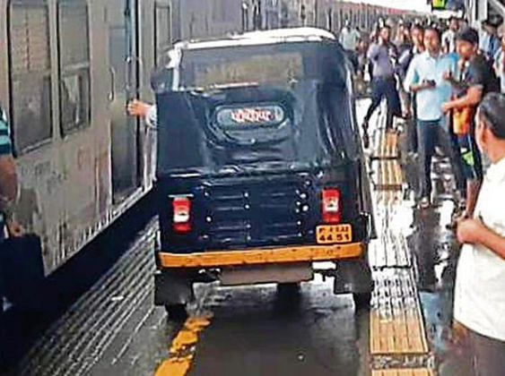 Mumbai auto driver run his auto on platform to save a pregnant lady