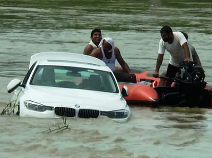 youth push BMW car in river
