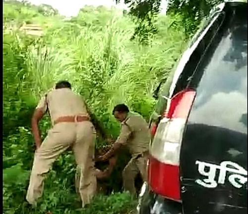 viral video of kanpur police two constable fighting middle on the road