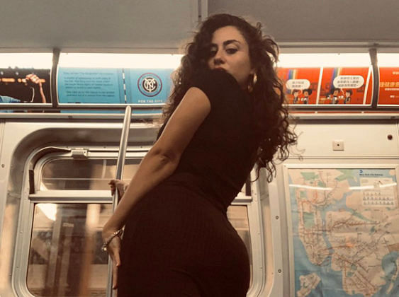 viral video woman selfie photoshoot in metro train