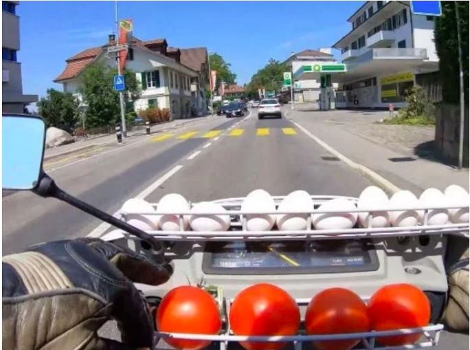 motorcyclist throws eggs and tomatoes on car who breaks traffic rules