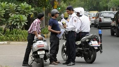 traffic police challaned delhi number scooty of 23k