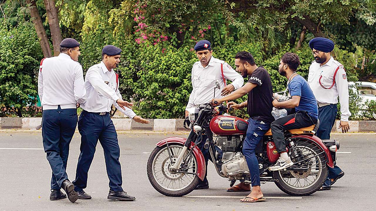 viral video of cop shares tips for traffic challans
