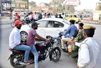 up traffic police cut challan of car driver because he is not wearing helmet during car driving