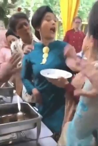 funny viral video of indonesian women fight over dish