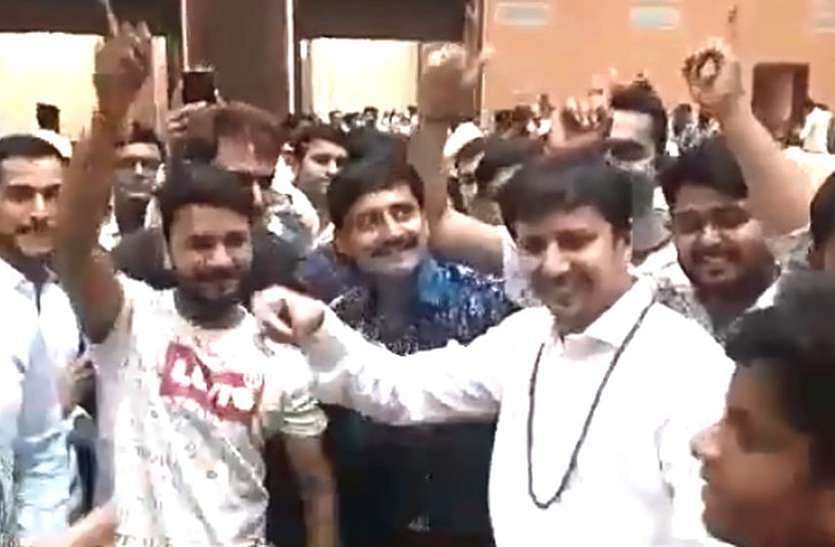 viral video of akash vijayvargiya dance on khalnayak song
