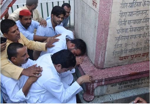 sp leader cried in front mahatma gandhi statue