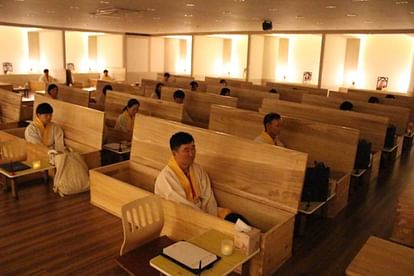 South Korean people use fake funerals to teach life lesson for better life