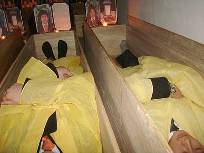 South Korean people use fake funerals to teach life lesson for better life