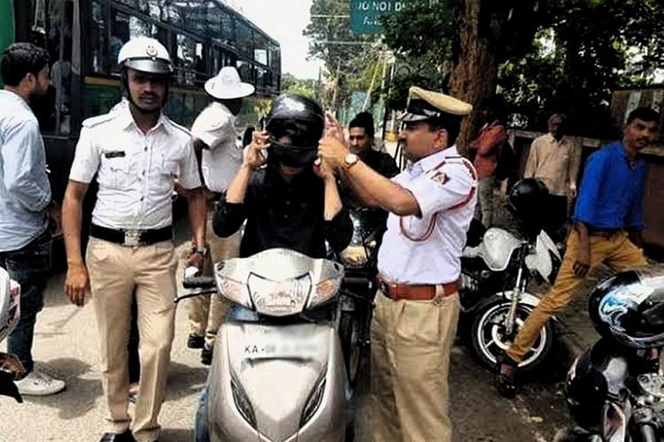 Bengaluru Police Buy helmets with fine amount And Take Your Vehicle Home
