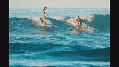 Man Proposes His Girlfriend while Surfing