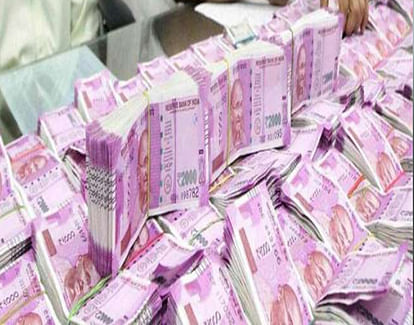 90 Lakh rupees note thrown in Gujarat wedding